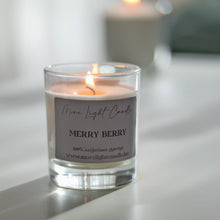 Kép betöltése a galériamegjelenítőbe: Merry Berry szójagyertya fa tálcán, friss szilvával és vaníliarúddal körülvéve, ünnepi hangulatú háttérrel.