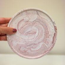 Kép betöltése a galériamegjelenítőbe: Borsdó jesmonite ásványgyanta alátét – letisztult, természetes stílusú darab a More Light Candle gyűjteményéből.