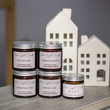 Kép betöltése a galériamegjelenítőbe: 4+1 ajándék szójaviasz gyertyaszett — 4×120 ml + 60 ml Hot Apple Pie, ámbra üveg