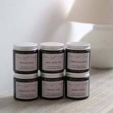 Kép betöltése a galériamegjelenítőbe: 5+1 ajándék — ünnepi illatválogatás szójagyertya csomag