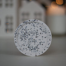 Kép betöltése a galériamegjelenítőbe: Kézzel készült fehér terrazzo stílusú jesmonite ásványgyanta alátét gyertyákhoz – természetes és letisztult design a More Light Candle műhelyéből.