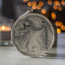 Kép betöltése a galériamegjelenítőbe: Fekete-fehér márványmintás jesmonite ásványgyanta alátét – elegáns, minimalista kiegészítő gyertyákhoz a More Light Candle kollekcióból.