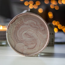 Kép betöltése a galériamegjelenítőbe: Barna árnyalatú márványmintás jesmonite ásványgyanta alátét – letisztult, természetes stílusú darab a More Light Candle gyűjteményéből.