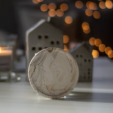 Kép betöltése a galériamegjelenítőbe: Bézs árnyalatú márványmintás jesmonite ásványgyanta alátét – letisztult, természetes stílusú darab a More Light Candle gyűjteményéből.