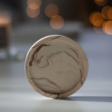 Kép betöltése a galériamegjelenítőbe: Bézs és arany árnyalatú márványmintás jesmonite ásványgyanta alátét – meleg, természetes hangulatú kiegészítő a More Light Candle kínálatából.