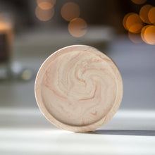 Kép betöltése a galériamegjelenítőbe: Bézs árnyalatú márványmintás jesmonite ásványgyanta alátét – letisztult, természetes stílusú darab a More Light Candle gyűjteményéből.