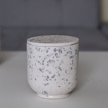 Kép betöltése a galériamegjelenítőbe: Jesmonite terrazzo szójagyertya (280 ml)
