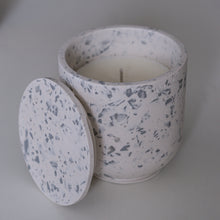 Kép betöltése a galériamegjelenítőbe: Jesmonite terrazzo szójagyertya (280 ml)