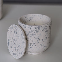 Kép betöltése a galériamegjelenítőbe: Jesmonite terrazzo szójagyertya (280 ml)