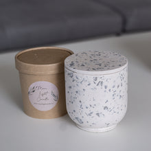 Kép betöltése a galériamegjelenítőbe: Jesmonite terrazzo szójagyertya (280 ml)