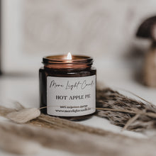 Kép betöltése a galériamegjelenítőbe: Hot Apple Pie szójaviasz gyertya — almáspite, 120 ml, ámbra üveg