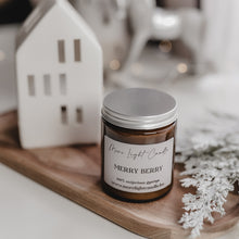 Kép betöltése a galériamegjelenítőbe: Merry Berry szójagyertya fa tálcán, friss szilvával és vaníliarúddal körülvéve, ünnepi hangulatú háttérrel.