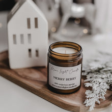 Kép betöltése a galériamegjelenítőbe: Merry Berry szójagyertya fa tálcán, friss szilvával és vaníliarúddal körülvéve, ünnepi hangulatú háttérrel.