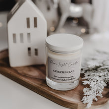 Kép betöltése a galériamegjelenítőbe: Kézzel öntött Gingerbread gyertya, mellette méz és gyömbér, ünnepi háttérfénnyel.