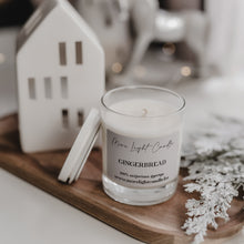 Kép betöltése a galériamegjelenítőbe: Kézzel öntött Gingerbread gyertya, mellette méz és gyömbér, ünnepi háttérfénnyel.