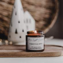 Kép betöltése a galériamegjelenítőbe: Christmas Spice szójagyertya fa tálcán, karácsonyi fűszerekkel és narancsszeletekkel körülvéve.