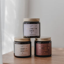Kép betöltése a galériamegjelenítőbe: Golden Autumn Box három őszi szójagyertyával: Sea Salt & Sage, Woods & Cashmere és Cherry & Clove