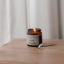 Kép betöltése a galériamegjelenítőbe: Calming szójagyertya 120 ml üvegben – nyugtató aromák otthonra