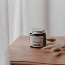 Kép betöltése a galériamegjelenítőbe: Evening Calm kézzel öntött szójagyertya ámbra üvegben, relaxáló otthoni hangulattal