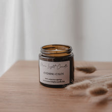 Kép betöltése a galériamegjelenítőbe: Evening Calm szójagyertya borostyán üvegben, kézzel készült illatgyertya, nyugodt esti hangulathoz