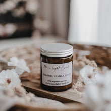 Kép betöltése a galériamegjelenítőbe: Caramel Vanilla Latte szójaviasz gyertya — karamellás tejeskávé, 180 ml, ámbra üveg