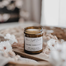 Kép betöltése a galériamegjelenítőbe: Caramel Vanilla Latte szójaviasz gyertya — karamellás tejeskávé, 180 ml, ámbra üveg