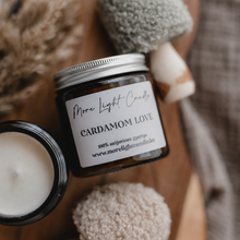 Kép betöltése a galériamegjelenítőbe: Cardamom Love szójagyertya meleg kardamommal, fahéjjal, szegfűszeggel és vaníliával. Különleges, fűszeres őszi illat a meghitt estékhez.
