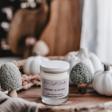 Kép betöltése a galériamegjelenítőbe: Cherry & Clove – szójagyertya