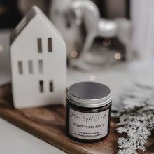 Kép betöltése a galériamegjelenítőbe: Kézzel öntött Christmas Spice gyertya, mellette fahéjrúd, szegfűszeg és szárított narancskarika.