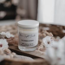 Kép betöltése a galériamegjelenítőbe: Daydreaming szójaviasz gyertya — 200 ml, átlátszó üveg, fehér bambusz tető