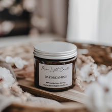 Kép betöltése a galériamegjelenítőbe: Daydreaming — 250 ml szójaviasz gyertya, ámbra üveg