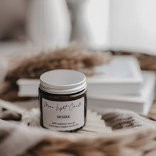 Kép betöltése a galériamegjelenítőbe: Desire szójagyertya — cédrus, pacsuli, ylang-ylang, 120 ml, ámbra üveg