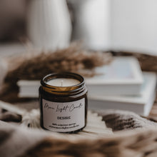 Kép betöltése a galériamegjelenítőbe: Desire szójagyertya — cédrus, pacsuli, ylang-ylang, 120 ml, ámbra üveg
