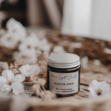 Kép betöltése a galériamegjelenítőbe: Flower Shop szójaviasz gyertya — virágbolt hangulat, 120 ml, ámbra üveg