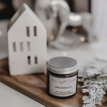 Kép betöltése a galériamegjelenítőbe: Kézzel öntött Gingerbread gyertya, mellette méz és gyömbér, ünnepi háttérfénnyel.