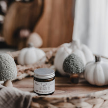 Kép betöltése a galériamegjelenítőbe: Hot Apple Pie mini szójagyertya — 60 ml, ámbra üveg