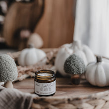 Kép betöltése a galériamegjelenítőbe: Hot Apple Pie mini szójagyertya — 60 ml, ámbra üveg