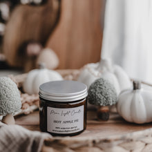 Kép betöltése a galériamegjelenítőbe: Hot Apple Pie — 250 ml szójaviasz gyertya, ámbra üveg