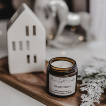 Kép betöltése a galériamegjelenítőbe: Merry Berry szójagyertya fa tálcán, friss szilvával és vaníliarúddal körülvéve, ünnepi hangulatú háttérrel.