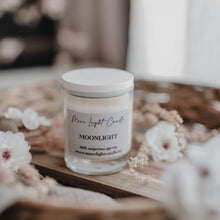 Kép betöltése a galériamegjelenítőbe: Moonlight szójaviasz gyertya — 200 ml, átlátszó üveg, fehér bambusz tető, holdfényes hangulat