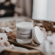 Kép betöltése a galériamegjelenítőbe: Moonlight szójaviasz gyertya — 200 ml, átlátszó üveg, fehér bambusz tető, holdfényes hangulat