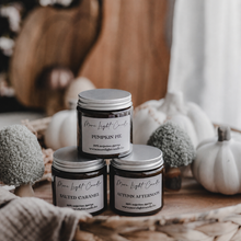 Kép betöltése a galériamegjelenítőbe: More Light Candle őszi gyertyaszett ajándékdobozban — Pumpkin Pie, Autumn Afternoon, Salted Carame