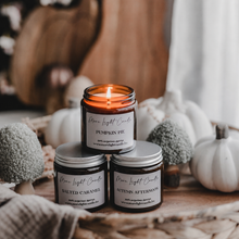 Kép betöltése a galériamegjelenítőbe: More Light Candle őszi gyertyaszett ajándékdobozban — Pumpkin Pie, Autumn Afternoon, Salted Carame