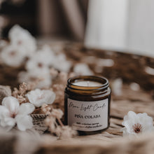 Kép betöltése a galériamegjelenítőbe: Piña Colada szójaviasz gyertya — ananász és kókusz, 120 ml, ámbra üveg