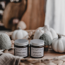 Kép betöltése a galériamegjelenítőbe: Pumpkin Spice és Pumpkin Pie 120 ml-es szójagyertyák őszi hangulatú enteriőrben, Pumpkin Pie gyertya meggyújtva