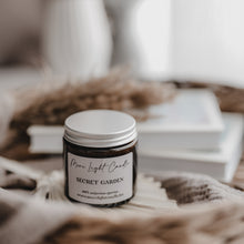 Kép betöltése a galériamegjelenítőbe: Secret Garden szójaviasz gyertya — hársfavirág, 120 ml, ámbra üveg