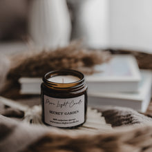 Kép betöltése a galériamegjelenítőbe: Secret Garden szójaviasz gyertya — hársfavirág, 120 ml, ámbra üveg