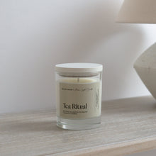 Kép betöltése a galériamegjelenítőbe: Tea Ritual gyertya letisztult enteriőrben — Szilágyi Szilvi × More Light Candle