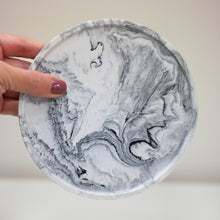 Kép betöltése a galériamegjelenítőbe: Bézs árnyalatú márványmintás jesmonite ásványgyanta alátét – letisztult, természetes stílusú darab a More Light Candle gyűjteményéből.
