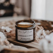 Kép betöltése a galériamegjelenítőbe: Lemongrass &amp; Ginger szójaviasz gyertya – 250 ml, ámbra üveg
